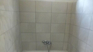 Apartment, 2 Bedrooms (4 Adults) | Bathroom | Bathtub, towels, shampoo - Georgia Beach Apartments (Corfu)