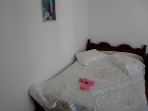 Sistema de insonorización, tabla de planchar con plancha y ropa de cama 
