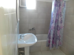 Appartamento, 2 camere da letto (5 Adults) | Bagno | Vasca, asciugamani, shampoo