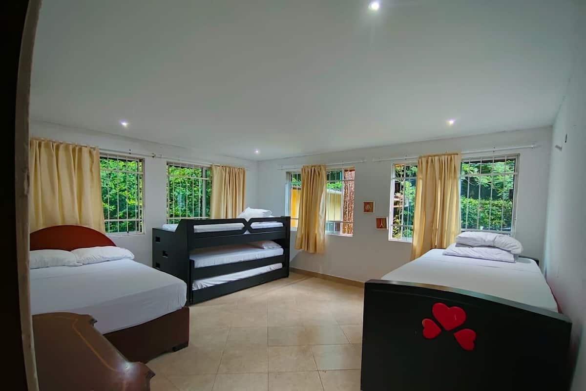 1 habitación, ropa de cama de alta calidad y decoración personalizada
