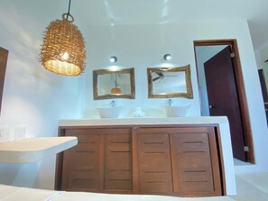 Chambre pour lune de miel | Salle de bain | Douche, séchoir à cheveux, serviettes fournies, savon