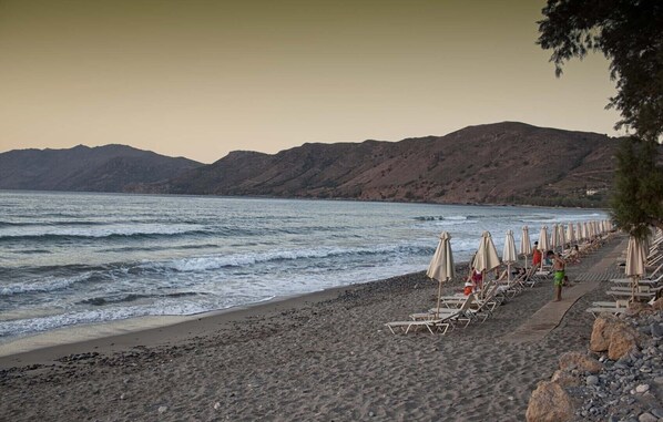 Ranta lähistöllä, aurinkotuoleja, rantapyyhkeitä