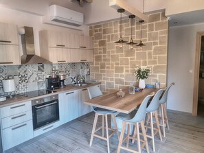 Fridge, microwave, oven, dishwasher - Boasting a garden, an outdoor pool and sea views, Elena villa is set in Kissamos (KISSAMOS)