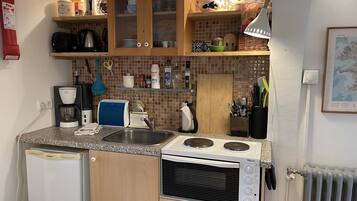 Fridge, oven, stovetop, coffee/tea maker