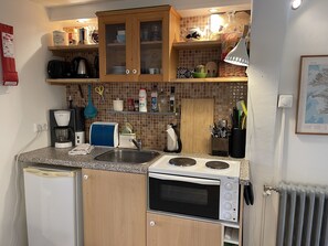 Kjøleskap, ovn, kokeplater og kaffetrakter/tekoker