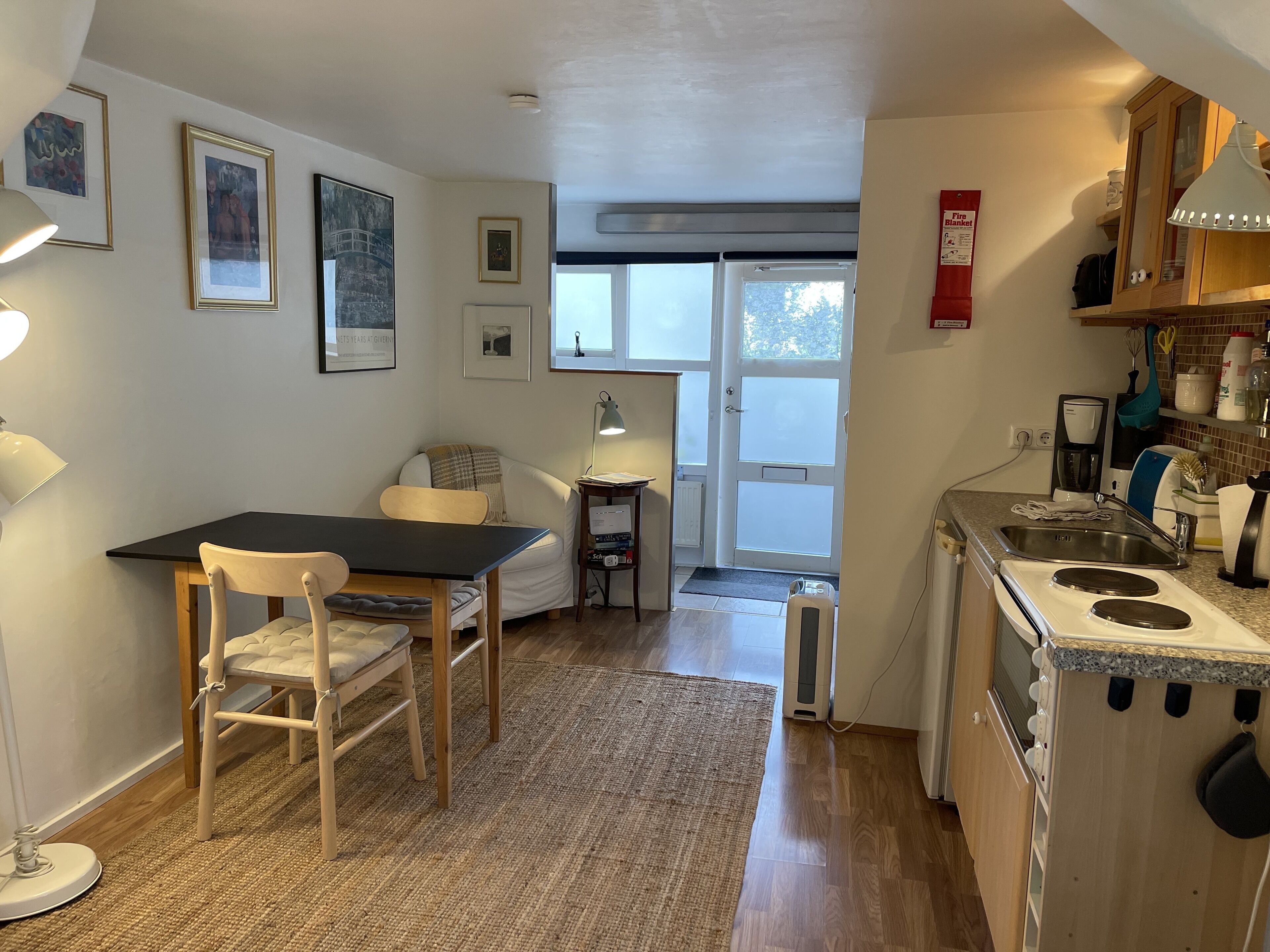 Fridge, oven, stovetop, coffee/tea maker