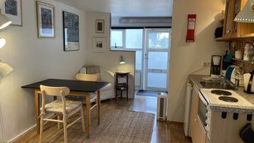 Fridge, oven, stovetop, coffee/tea maker