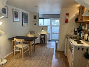 Kjøleskap, ovn, kokeplater og kaffetrakter/tekoker