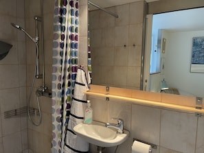 Sèche-cheveux, serviettes fournies, papier toilette