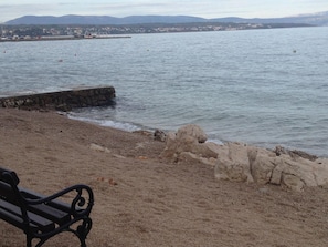 Una spiaggia nelle vicinanze