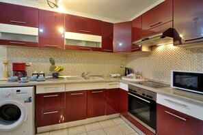 Fridge, microwave, oven, coffee/tea maker