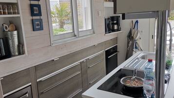 Geladeira, micro-ondas, fogĂŁo, cooktop