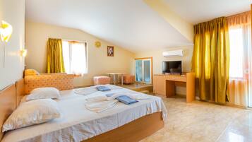 Comfort Apartment, 1 Queen Bed with Sofa bed (XZ) | Cots/infant beds, free WiFi, bed sheets