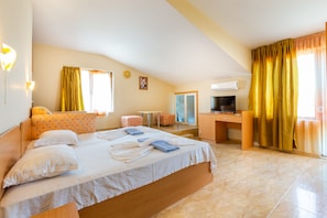 Comfort Apartment, 1 Queen Bed with Sofa bed (XZ) | Cots/infant beds, free WiFi, bed sheets