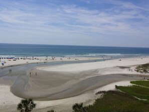 En la playa y camastros 