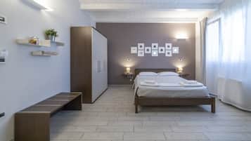 Camera Basic, 1 letto king (Lucette) | Minibar, una scrivania, insonorizzazione, Wi-Fi gratuito