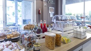 A breakfast buffet with various food items and beverages. - Anda e Rianda (Campi Bisenzio)