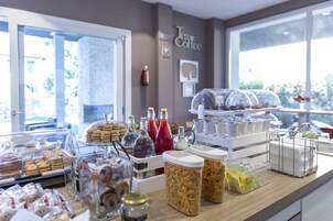 Se ofrece un desayuno bufé todos los días (por un coste adicional)