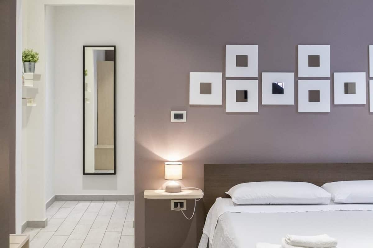 Minibar, desk, soundproofing, WiFi (free)