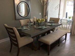 Dining - Disney Vacation Home just 5 minutes from the park. (Kissimmee)