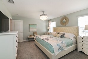 4 bedrooms, iron/ironing board, WiFi, bed sheets - Disney Vacation Home just 5 minutes from the park. (Kissimmee)