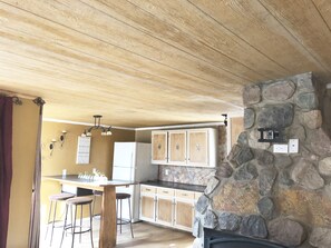 Mikrowelle, Ofen, Wasserkocher mit Kaffee-/Teezubehör, Toaster