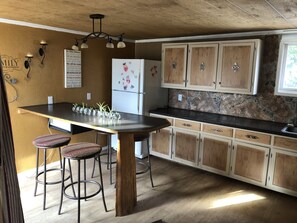 Mikrowelle, Ofen, Wasserkocher mit Kaffee-/Teezubehör, Toaster