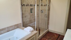 Secadora de cabello, toallas, jabón, papel de baño 