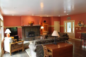 Smart TV, fireplace, DVD player, books