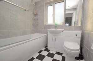 Combined shower/tub, deep soaking tub, towels