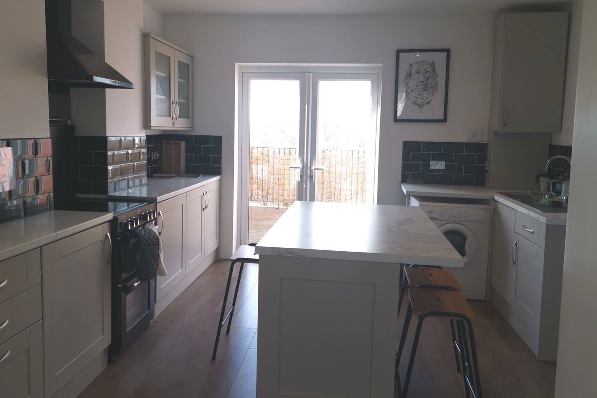 Réfrigérateur, four, batterie de cuisine, vaisselle et ustensiles