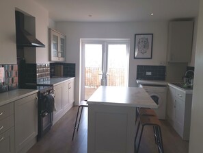 Réfrigérateur, four, batterie de cuisine, vaisselle et ustensiles