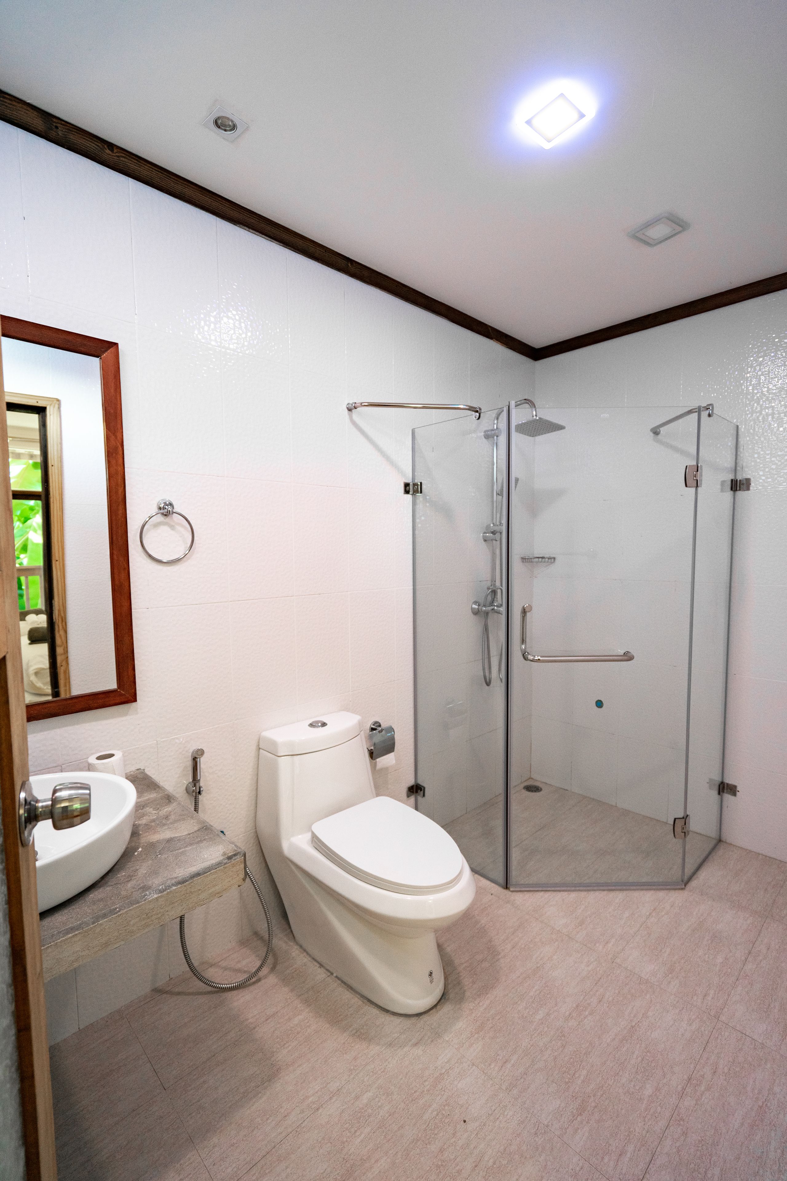 Douche à « effet pluie », articles de toilette gratuits, sèche-cheveux