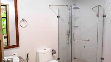 Douche à « effet pluie », articles de toilette gratuits, sÚche-cheveux