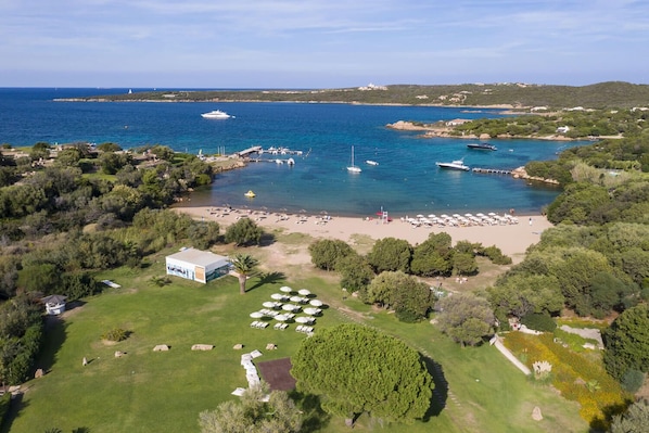 Playa en los alrededores, camastros y toallas de playa 