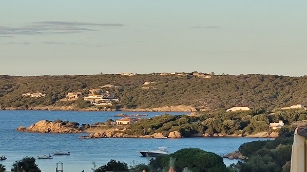 Un pueblo costero con edificios en una ladera con vistas al mar.