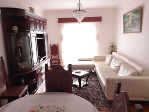 Télévision, livres, chaîne hi-fi