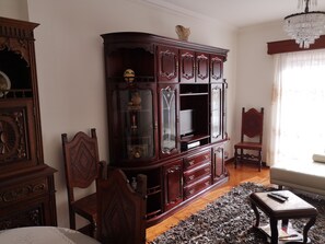 Télévision, livres, chaîne hi-fi