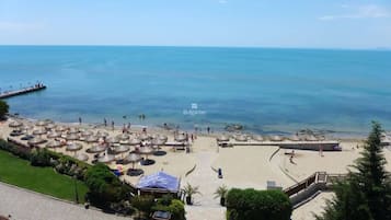 Una spiaggia nelle vicinanze
