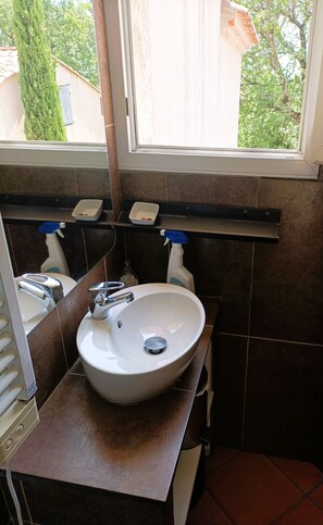 Regadera, secadora de cabello, toallas, papel de baño