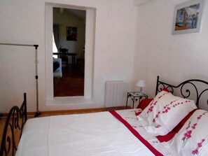 2 habitaciones, escritorio y tabla de planchar con plancha