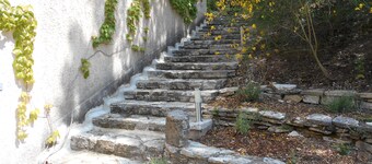 Et fristed for fred i skyggen av eik. To soverom, air condition, basseng, terrasse