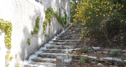 Rauhan satama tammen varjossa. Kaksi makuuhuonetta, ilmastointi, uima-allas, terassi