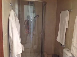Amenidades de baño gratuitas y toallas