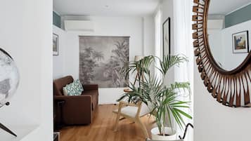 Suite Confort, vue jardin | Coin séjour | Télévision à écran plat de 155 pouces avec chaßnes par cùble, télévision