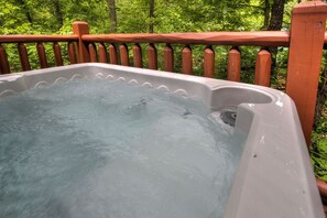 Outdoor spa tub - GOT IT ALL U ALL  Pool Table , Arcade ,Hot Tub , Pools,Free WIFI,Pet Friendly ! (Sevierville)