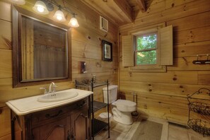 Combined shower/tub, free toiletries, hair dryer, towels - GOT IT ALL U ALL  Pool Table , Arcade ,Hot Tub , Pools,Free WIFI,Pet Friendly ! (Sevierville)