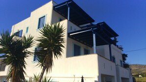 Un edificio moderno di due piani con tetto piatto e un balcone.