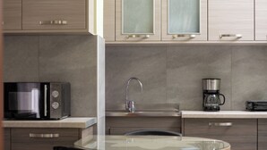 Coffee/tea maker, fridge, oven, stovetop - Pappas Family House (Ναύπλιο)