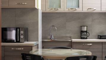 Fridge, oven, stovetop, coffee/tea maker